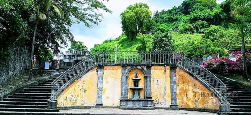 Les ruines du Théâtre de Saint-Pierre, après l'erruption de la Montagne Pelée